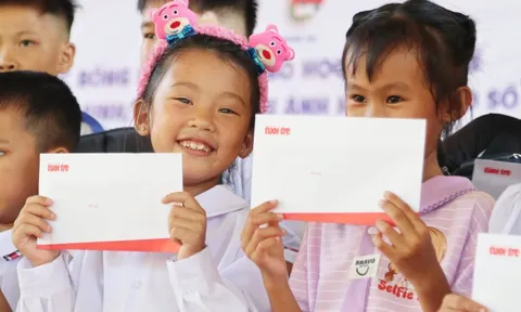 Học sinh vùng bão lũ xứ Nghệ nhận học bổng: 'Cô trò ai nấy đều vui'