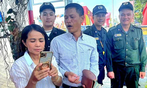 Khách xem Triển lãm thành tựu đất nước may mắn nhận lại túi xách có cả trăm triệu đồng bỏ quên