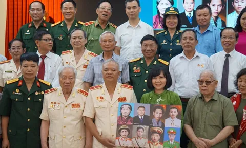 Gia đình có hai mẹ con đều là anh hùng, hai cha con đều là tướng công an