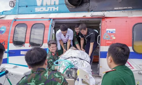 Trực thăng đưa ngư dân hôn mê từ đảo Song Tử Tây về đất liền cấp cứu