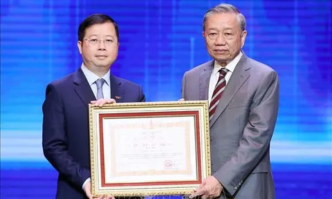 Tổng Bí thư Tô Lâm trao Huân chương Lao động hạng nhất cho VTV