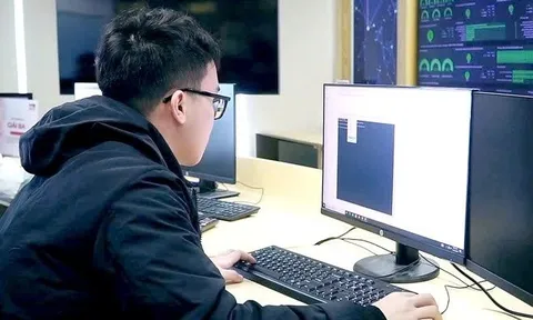 Ngồi máy tính lâu nhiều người mắc hội chứng cổ - vai - cánh tay, gặp khó khi cầm nắm