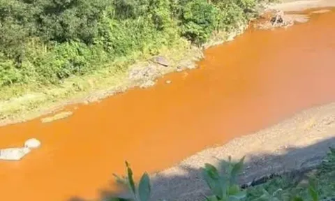 Nước suối đổi màu vàng đục dù không mưa, dân lo lắng
