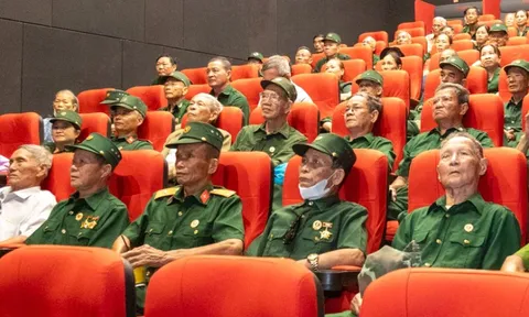 Xúc động 600 cựu chiến binh Vĩnh Thủy được mời xem Mưa đỏ