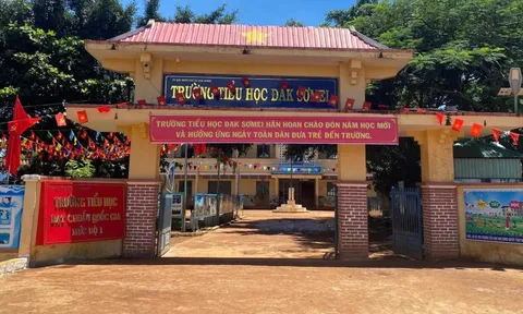 Học trò thiếu sách, thầy hiệu trưởng lên mạng 'xin' ngay 300 bộ