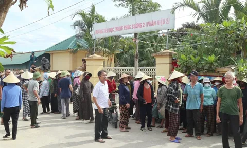 Phụ huynh phản đối sáp nhập trường, hàng trăm học sinh chưa thể tới lớp