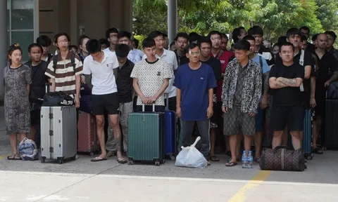 Tiếp nhận thêm 79 'nhân viên chứng khoán', tiếp viên karaoke do Campuchia trao trả