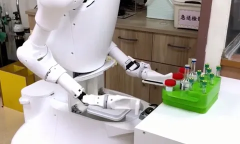 Dự báo thiếu 4,5 triệu y tá, tương lai bệnh nhân sẽ được robot hướng dẫn, phát thuốc?