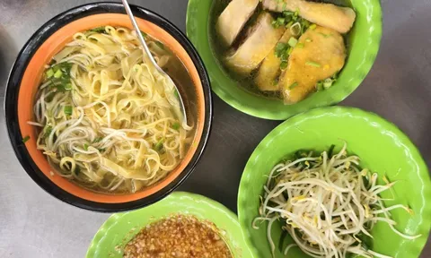 Nồi nước lèo thơm và hương vị cay nồng mì gà xá kén trong hẻm nhỏ cư xá Phú Bình