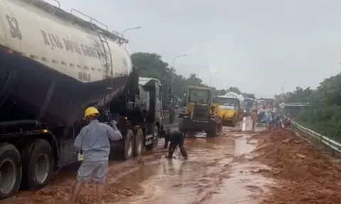 Cát đỏ tràn ngập một đoạn quốc lộ 1 ở phía đông Lâm Đồng