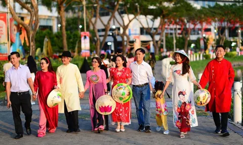 Hiếu trong nhà ra xã hội