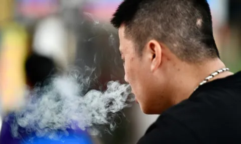 Hút thuốc lá trong bệnh viện: Có chế tài nhưng khó xử lý