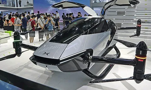 Xem cảnh ô tô bay đâm nhau bốc cháy ở Trung Quốc