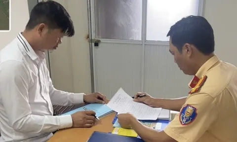 Bị xử phạt vì để trẻ nhỏ thò đầu ra ngoài cửa sổ trời ô tô
