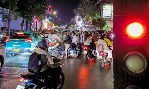Đèn đỏ 'trêu ngươi' 30 phút trên đường Nơ Trang Long