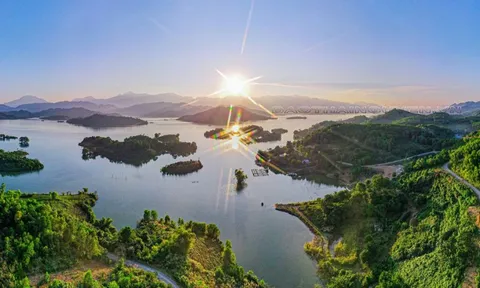 "Đảo giữa hồ" sở hữu vị trí đắc địa, cách Hà Nội chưa đến 100km, du khách nhận xét: Sơn thuỷ hữu tình