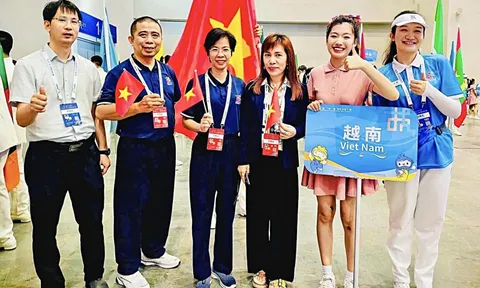 Cô 'thợ săn học bổng' nuôi ước mơ cho hàng trăm sinh viên nghèo