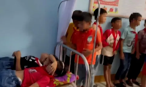 Phó hiệu trưởng nói không cho học sinh ngộ độc đi viện vì 'chờ điều ô tô chở'
