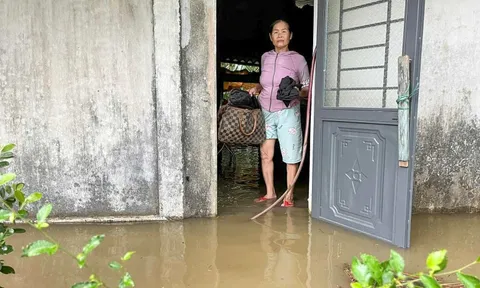 Huế: Nước sông dâng cao, nhiều nhà dân bị ngập sâu