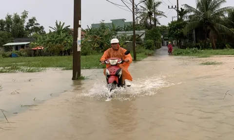Mưa lớn, vùng núi Đà Nẵng ngập lụt, đất đá tràn xuống đường