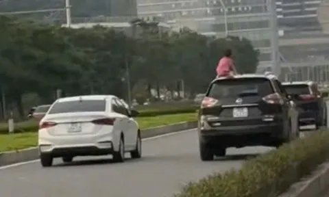 Để con gái trèo lên nóc ô tô đang chạy, nữ tài xế bị phạt 5 triệu đồng