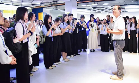 Sinh viên Trường ĐH Sư phạm TP.HCM tìm hiểu quy trình làm báo tại báo Tuổi Trẻ