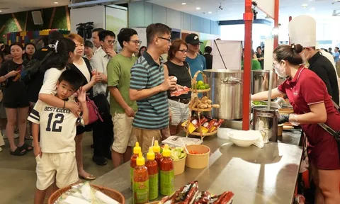 Hàng chục ngàn người đến Vietnam Phở Festival, người Singapore quá mê phở Việt