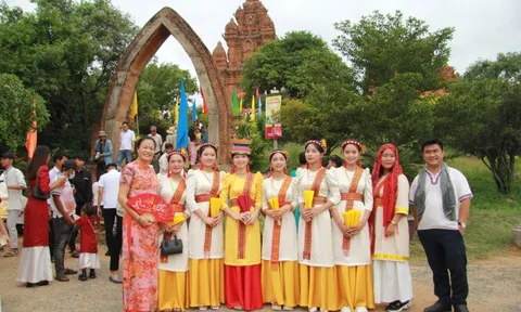 Du khách say mê với sắc màu lễ hội Katê 2025