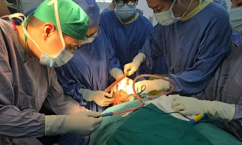 Cứu sống nam sinh bị thanh sắt dài 3 mét đâm xuyên vùng đầu, từ mặt qua gáy