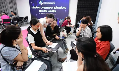 TP.HCM: Tiểu thương thực hành livestream, học 'bí kíp sinh tồn' bán hàng online chuyên nghiệp