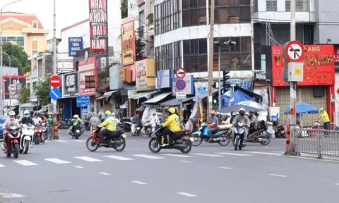 Nhiều người đi xe máy phớt lờ biển cấm rẽ trái, rẽ phải ở trung tâm TP.HCM