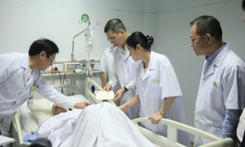 Bộ trưởng Đào Hồng Lan tặng bằng khen cho 4 nhân viên y tế dũng cảm cứu trẻ sơ sinh tại Nghệ An