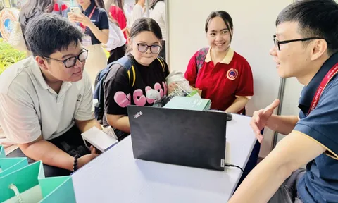Học sinh phổ thông tham gia ngày hội việc làm ở đại học