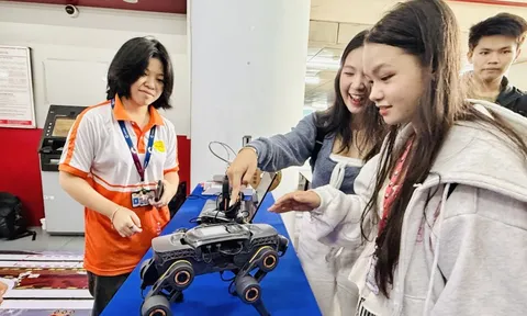 Tân sinh viên hào hứng với robot biết tương tác với người