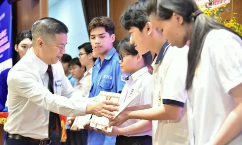 Trao 345 học bổng khuyến tài cho sinh viên TP.HCM