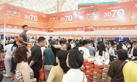 Du khách nườm nượp mua sắm ở Hội chợ Mùa thu, nhiều gian hàng giảm giá tới 70%