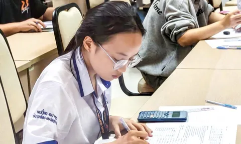 Thầy giáo ẩn danh cho sinh viên mượn 15 triệu nhập học thành 'người cha hiền giữa đời thường'