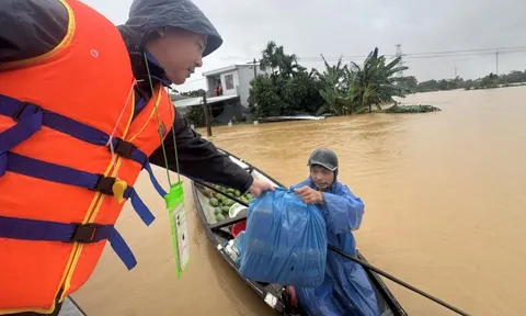 Theo ca nô vào 'rốn lũ' tiếp tế, giúp dân: Đây là lúc dân cần mình nhất!