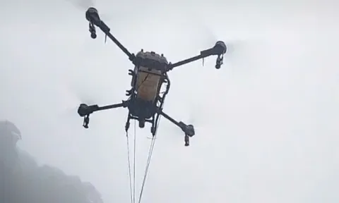 Dùng máy bay không người lái đưa nhu yếu phẩm lên đèo Lò Xo tiếp tế cho tài xế bị kẹt