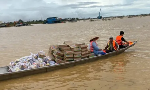 Bà con Quảng Trị xa quê gửi quà cứu trợ vùng lũ Huế, cơ quan ở Đà Nẵng mở cửa cho dân sạc pin