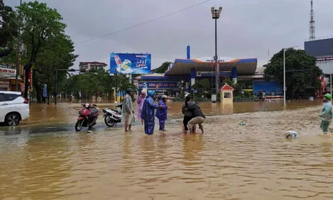 Sản phụ vỡ ối giữa dòng nước lũ ở Huế