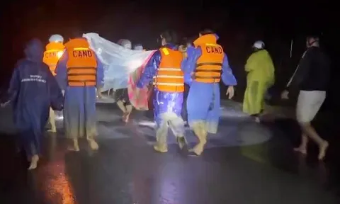 Xuyên đêm vượt 20km khiêng 3 người bị thương do sạt lở đất đi cấp cứu