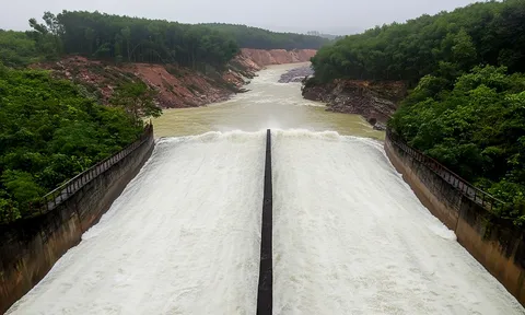 Hồ Kẻ Gỗ tăng lưu lượng xả tràn ứng phó mưa lớn
