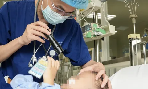 Bé trai tắc ruột sau khi nuốt hạt nở