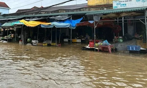 Vào chợ ngập nước kiểm tra hàng, 1 người bị điện giật chết, 1 người bị thương