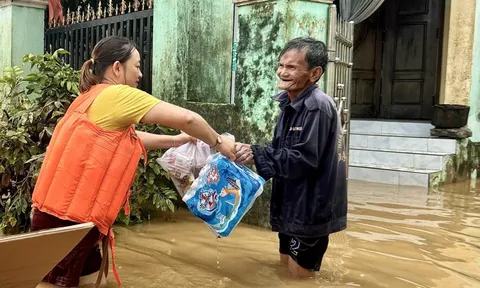 Quà cứu trợ đến với bà con bị lụt cô lập nhiều ngày bên sông Vu Gia