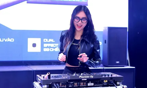 Người Hà Nội đội mưa đi xem triển lãm âm thanh, ánh sáng Plase Show 2025