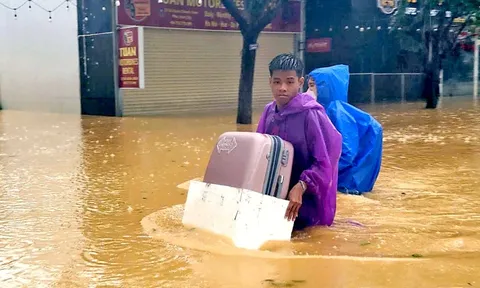 Nhiều trường đại học ở Huế hỗ trợ tiền cho sinh viên sau trận mưa lũ lịch sử