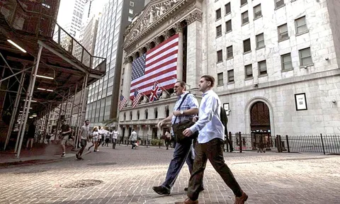 Nvidia đạt 5.000 tỉ USD, giới đầu tư thận trọng