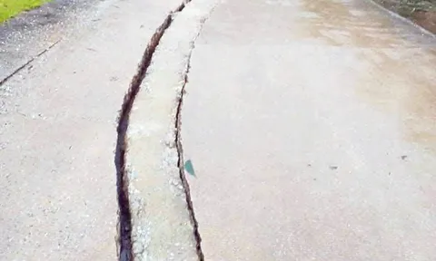 Xuất hiện vết nứt dài 40 mét trên đường Hồ Chí Minh nhánh Tây qua Quảng Trị